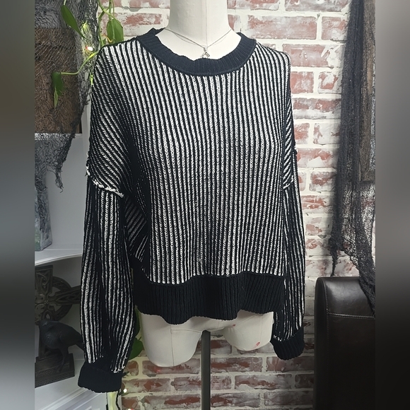 New in womens sweater sz medium - Picture 2 of 6